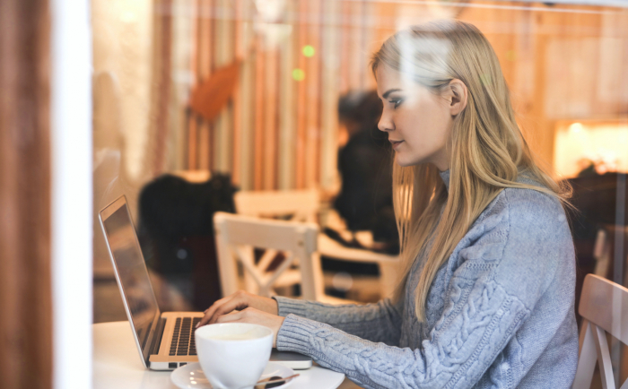 Woman at computer in coffee shop 